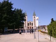 Przed nami kościół  św. Jakuba w Medjugorje